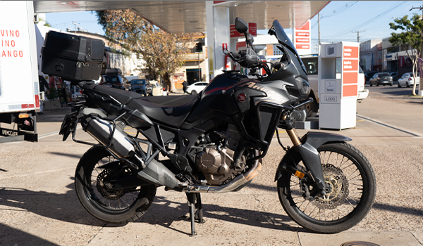 Moto Honda Africa Twin 1100 em exibição