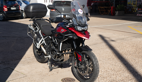 Moto Triumph Tiger 900 GT PRO em exibição